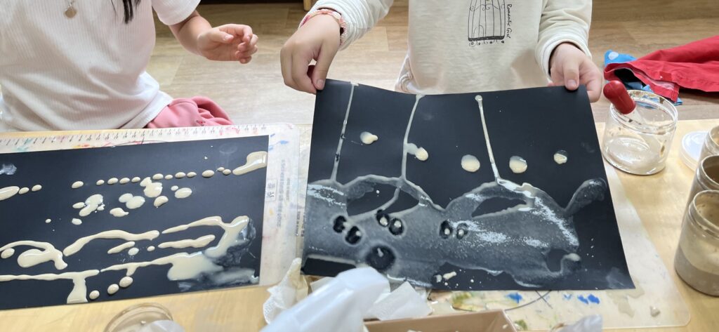 아이들이 흙물을 흘리고 있는 모습