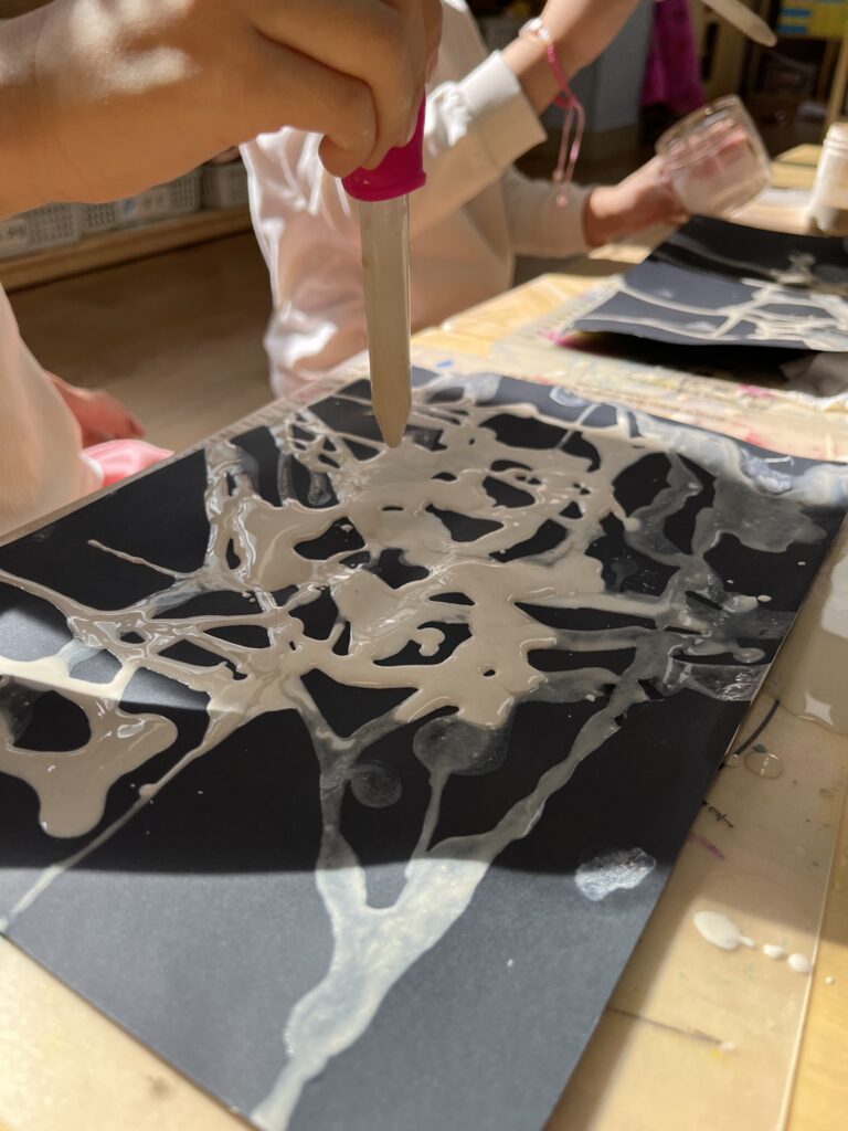 흙물감 속에서 반짝임을 찾은 아이들