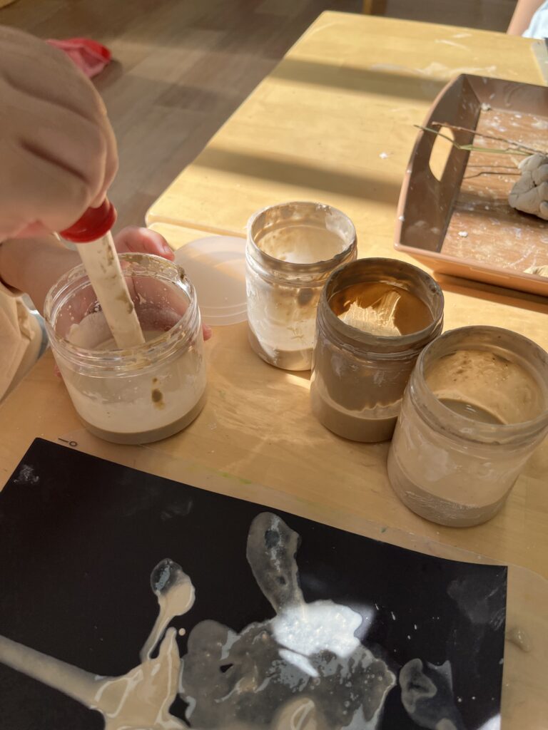 다양한 색의 흙물감