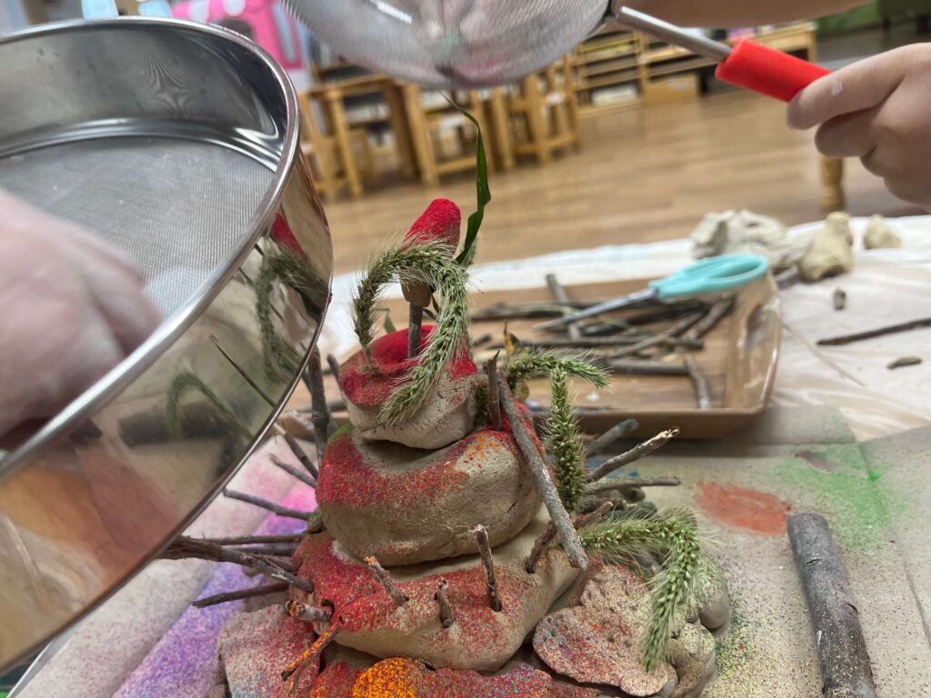 파스텔 가루를 뿌리는 모습