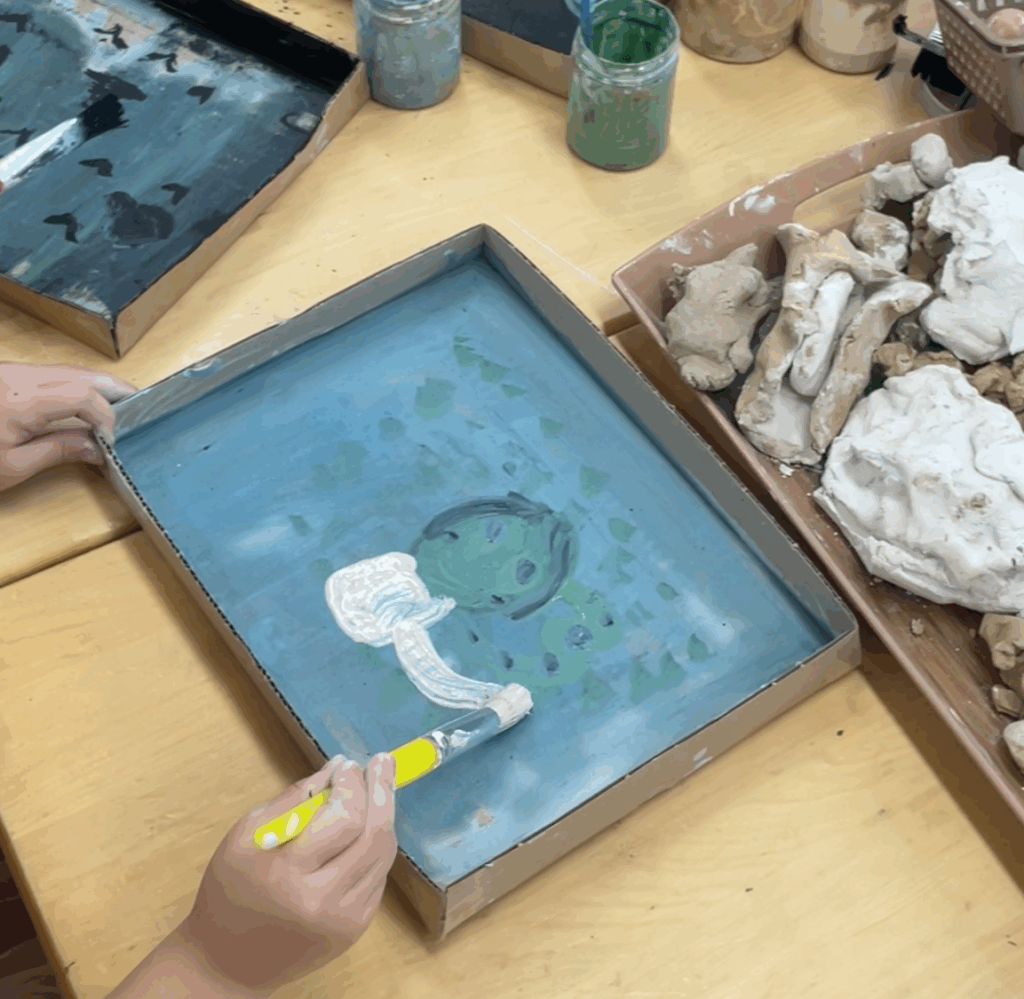 흙물감으로 그림을 그리는 모습