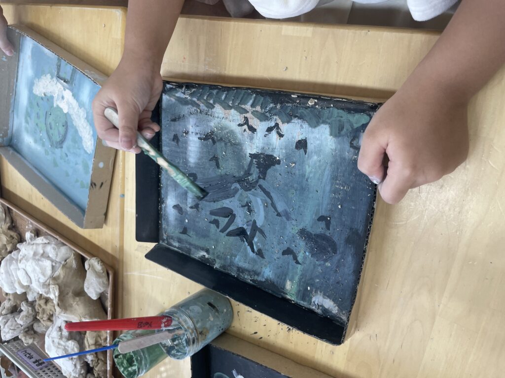 흙물감으로 그림을 그리는 모습