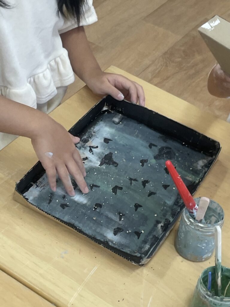 손으로 찍어서 그림을 그리는 모습