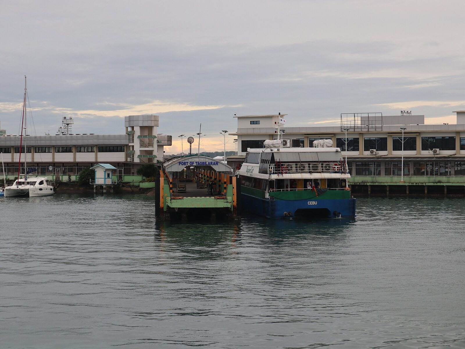 "PORT OF TAGBILARAN" 간판이 걸린 탁빌라란 항구 부두와 정박한 여객선