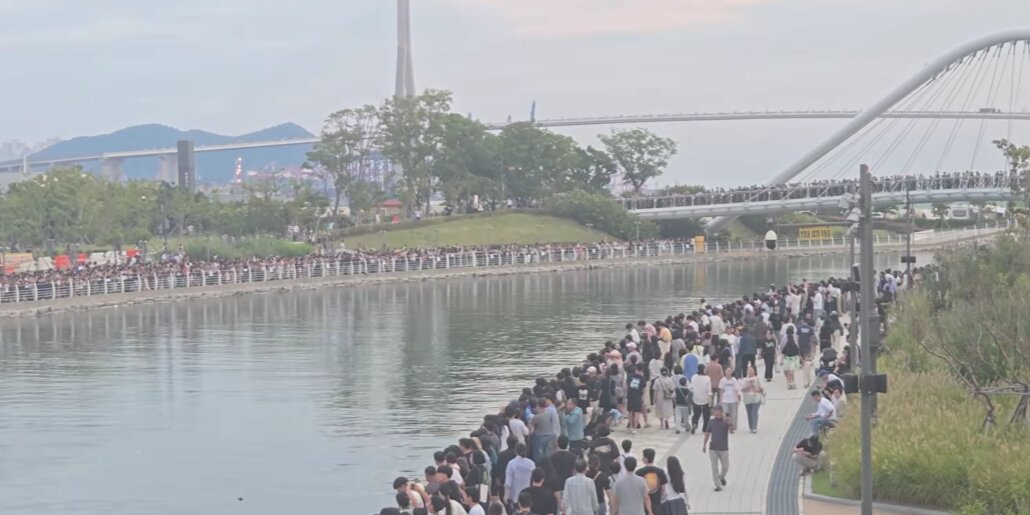 북항 친수공원 수로를 따라 양쪽 둔치와 보행교에 길게 늘어선 관람객들