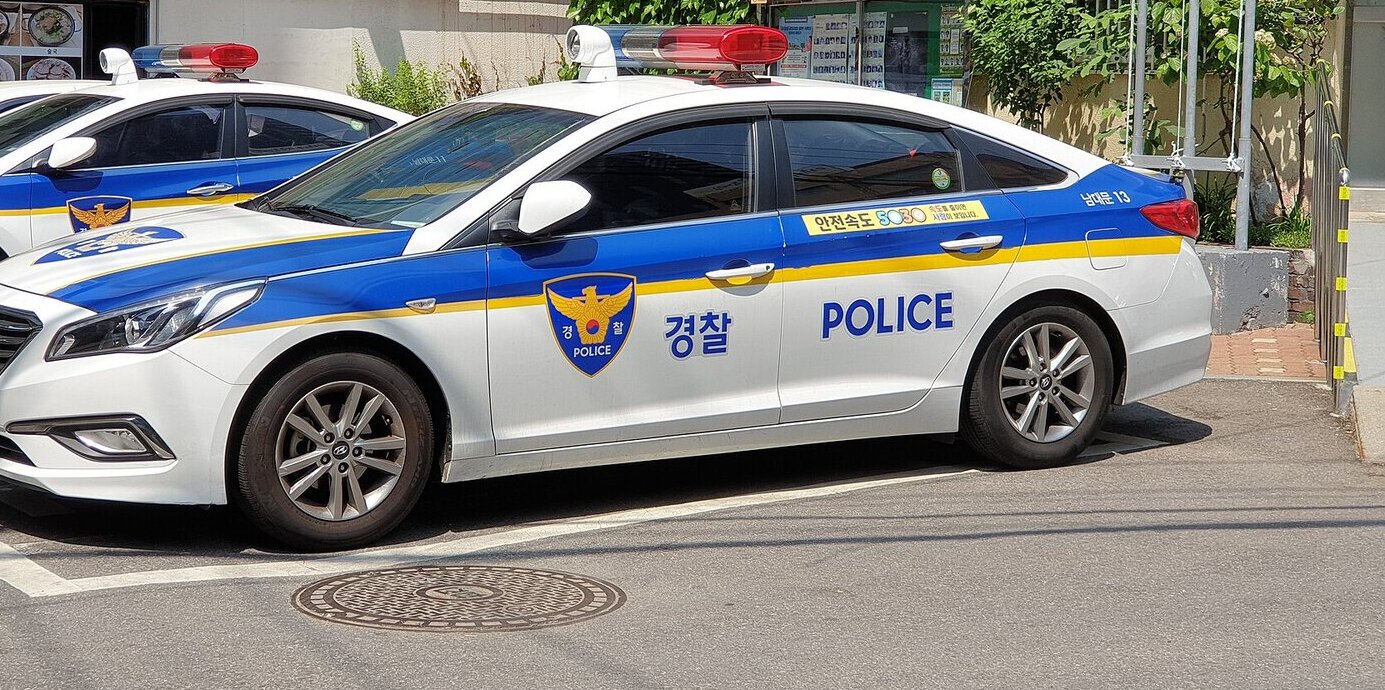 파랑·노랑 띠를 두른 경찰 순찰차 옆모습