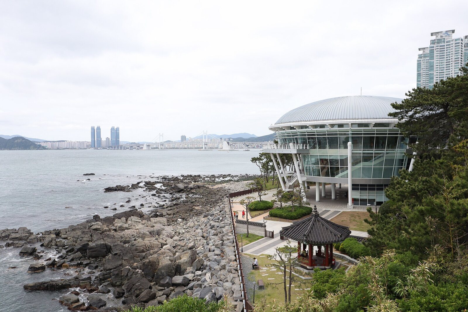 동백섬 남쪽 끝 바닷가의 누리마루 APEC하우스, 뒤로 광안대교