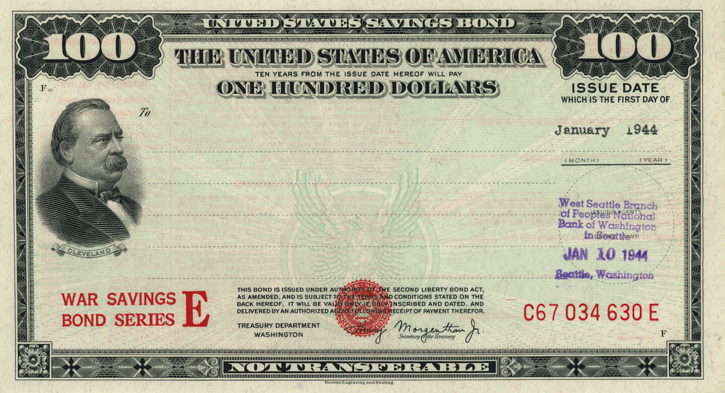옛 미국 저축채권 증서. 위쪽에 THE UNITED STATES OF AMERICA, 그 아래 작은 글씨로 TEN YEARS FROM THE ISSUE DATE HEREOF WILL PAY, 큰 글씨로 ONE HUNDRED DOLLARS가 적혀 있다. 왼쪽에 남자 초상, 오른쪽에 발행일 January 1944와 보라색 은행 도장, 왼쪽 아래에 빨간 글씨로 WAR SAVINGS BOND SERIES E가 있다